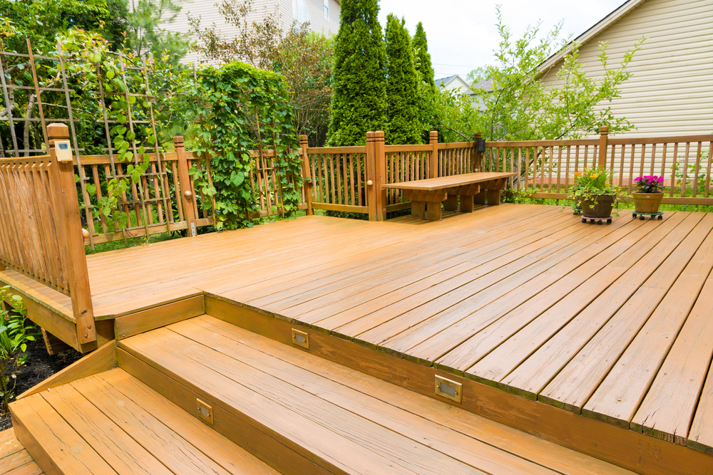 Installer des escaliers en bois pour votre terrasse