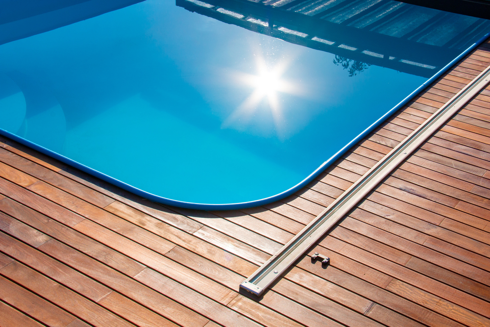 Installer une terrasse en bois autour de sa piscine