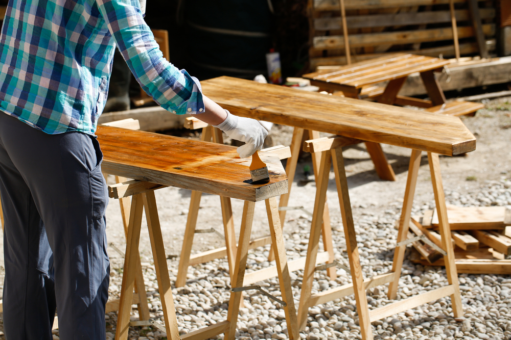 Protéger son salon de jardin en bois des intempéries